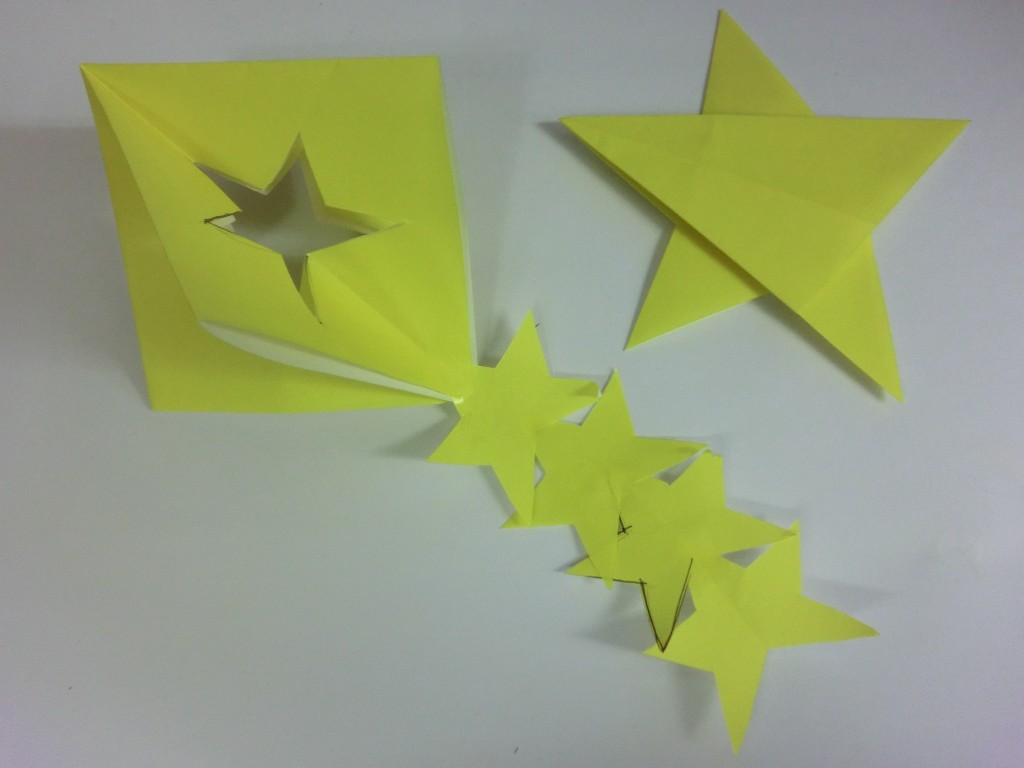 折り紙の星の簡単な折り方！七夕飾りやクリスマスの装飾に♪