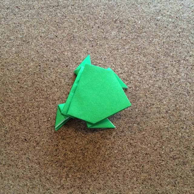 カエルの折り紙の立体の折り方！雨の日の室内遊びにどうぞ！